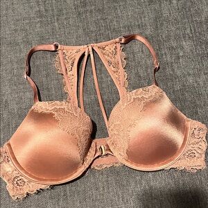 NWOT Elegant Lace Trimmed Bra in Tan/mauve
